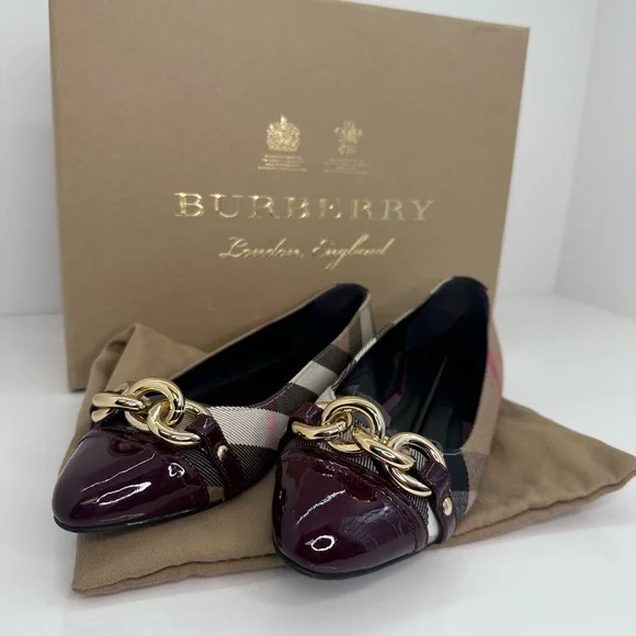 Stylish Women's Plaid Flats with Gold Chain Accent - Picture 3 of 9